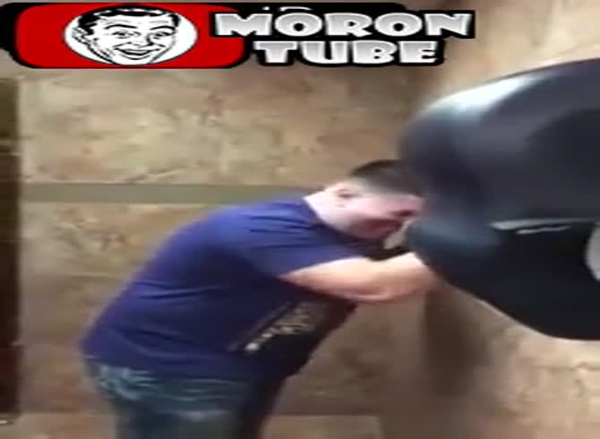 Video :This man is extremely frightened by clowns